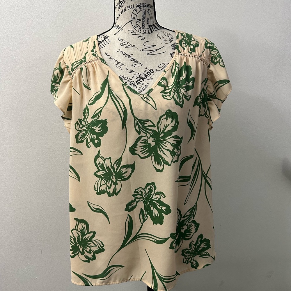 DR2 by Daniel Rainn Beige & Green Floral Flutter Sleeve Lightweight Blouse